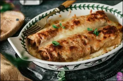 En Picardie, quelle cr&ecirc;pe sert-on gratin&eacute;e et fourr&eacute;e de jambon, de champignons hach&eacute;s, de b&eacute;chamel et de r&acirc;p&eacute; ?