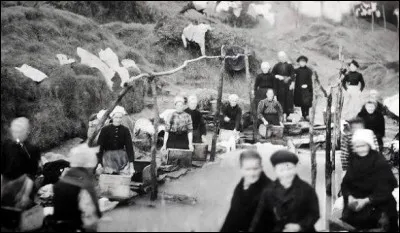 Quel lieu &eacute;tait le rendez-vous des personnes qui battaient et lavaient le linge ?