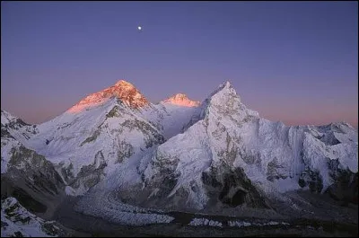 Le mont Everest est consid&eacute;r&eacute; comme la montagne la plus haute du monde au-dessus du niveau de la mer.