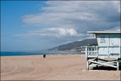 Sur quelle plage californienne se trouvaient le v&eacute;ritable poste de secours "HQ" et la tour d'observation principale utilis&eacute;s pour les tournages ext&eacute;rieurs de la s&eacute;rie ?