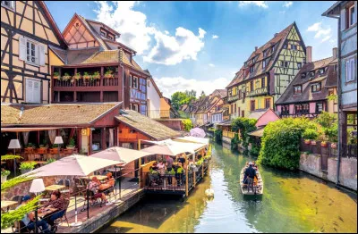 Quelle ville italienne est c&eacute;l&egrave;bre pour ses canaux et ses gondoles ?
