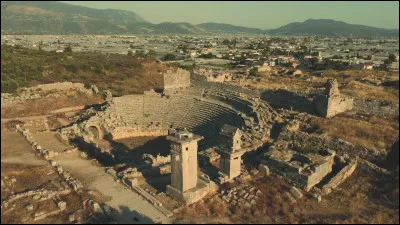 Quelle ancienne cit&eacute; grecque de la c&ocirc;te d'Ionie (en Turquie actuelle) est c&eacute;l&egrave;bre pour son site arch&eacute;ologique ?