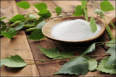 Quel substitut du sucre (polyol), extrait notamment de l'&eacute;corce de bouleau, est utilis&eacute; dans les chewing-gums pour son effet anti-caries ?