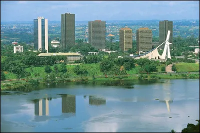 Quelle ville est la capitale politique et administrative officielle de la C&ocirc;te d'Ivoire ?