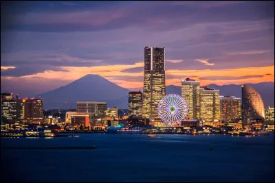 Quelle ville japonaise est c&eacute;l&egrave;bre pour son grand port et pour avoir accueilli l'exposition internationale de 1859 ?