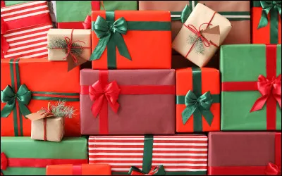 Trois cadeaux sont empil&eacute;s : le bleu est sous le rouge, et le vert est au-dessus du rouge. Quel cadeau est tout en haut ?