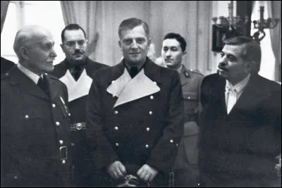 Quel &eacute;v&eacute;nement permet &agrave; Philippe P&eacute;tain d'acc&eacute;der aux pleins pouvoirs en juillet 1940 ?