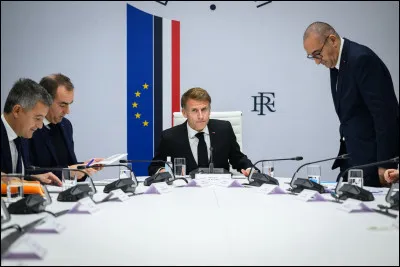 Face &agrave; la col&egrave;re citoyenne, &agrave; quelle date Laurent Nu&ntilde;ez pr&eacute;sente-t-il sa d&eacute;mission ?