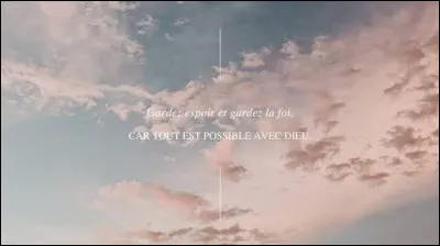 Toute derni&egrave;re question, est-ce que tu aimes cette citation ?&laquo; Est unus ex nobis. Nos defendat eius. &raquo; : Elle est l'une des n&ocirc;tres. Nous la prot&eacute;geons.