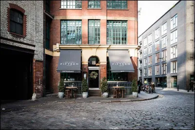 Quel &eacute;tait le nom de son premier restaurant gastronomique parisien, qui a obtenu une &eacute;toile au Guide Michelin ?
