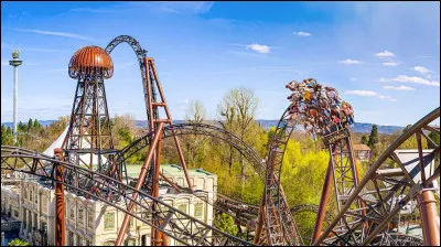 Ce parc est divis&eacute; en plusieurs zones qui repr&eacute;sentent diff&eacute;rents pays d'Europe, comme la France, l'Italie, la Suisse, la Gr&egrave;ce ou l'Islande, avec des d&eacute;cors, des restaurants et des sp&eacute;cialit&eacute;s propres &agrave; chaque culture. Quel est ce parc ?