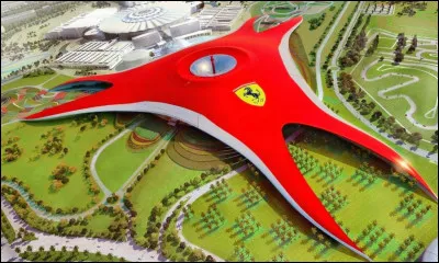 Ferrari Land est un parc unique en Europe consacr&eacute; &agrave; la marque automobile italienne et connu pour sa montagne russe ultra-rapide "Red Force". Dans quel grand complexe de loisirs est-il situ&eacute; ?