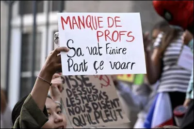Quelle initiative politique a &eacute;t&eacute; valid&eacute;e &agrave; l'Assembl&eacute;e nationale par la conf&eacute;rence des pr&eacute;sidents de groupe &agrave; la suite des affrontements de la mi-octobre 2026 ?