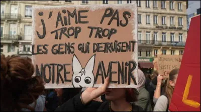 Dans le d&eacute;bat r&eacute;current sur l'impunit&eacute; des agents lors des d&eacute;rives violentes en manifestation, quelle r&egrave;gle administrative concernant le RIO (R&eacute;f&eacute;rentiel des Identit&eacute;s Institutionnelles) est obligatoire mais fr&eacute;quemment non respect&eacute;e sur le terrain ?