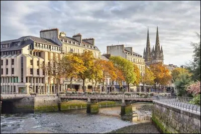 Ancienne capitale de la Cornouaille, quelle ville bretonne est c&eacute;l&egrave;bre pour ses fa&iuml;ences est bord&eacute;e par l'Odet, et est le chef-lieu du Finist&egrave;re ?