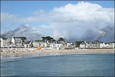 Ces trois &icirc;les : Belle-&Icirc;le, &Icirc;le de Houat et Hoedic, se trouvent proches d'une ville bretonne c&eacute;l&egrave;bre pour son centre de thalasso.De quelle ville s'agit-il ?