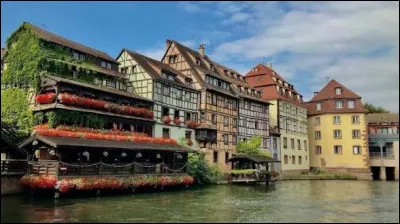 Il est bord&eacute; par l'III.Quel quartier est le plus pittoresque de la ville de Strasbourg ?