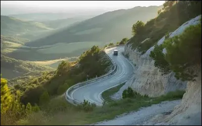 Sous quel nom est connu cette route qui relie Golfe-Juan &agrave; Grenoble, via Gap ?