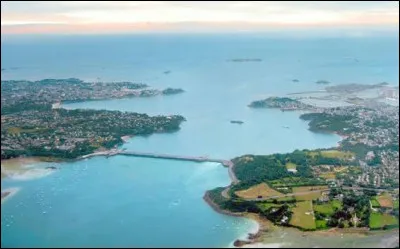 Une usine mar&eacute;motrice produit de l'&eacute;lectricit&eacute; en utilisant la force de la mar&eacute;e ; l'une des plus importantes est situ&eacute;e sur l'estuaire de la Rance.Dans quelle r&eacute;gion est situ&eacute; cet estuaire ?