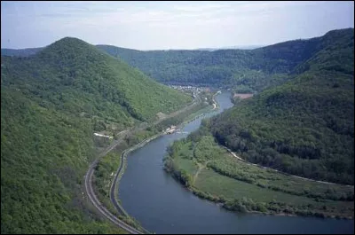 Quelle rivi&egrave;re traverse Dole et le lac de Saint-Point et donne son nom &agrave; un d&eacute;partement jurassien dont Besan&ccedil;on est le chef-lieu ?