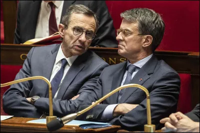 Lorsque Manuel Valls &eacute;tait Premier ministre, de 2014 &agrave; 2016, quel Ministre de l'&Eacute;conomie, nomm&eacute; au sein de son second gouvernement, a donn&eacute; son nom &agrave; une loi datant de 2015, pass&eacute;e &agrave; l'Assembl&eacute;e nationale, gr&acirc;ce &agrave; l'article 49 alin&eacute;a 3 de la Constitution ?