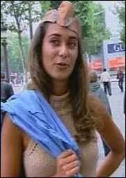 Qu'est-ce qu'elle a fait, en dehors de se fringuer comme un sac ?