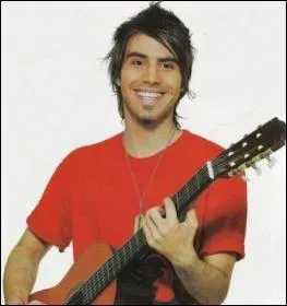 Ce jeune chanteur issu de la Star'Ac est aussi connu pour...