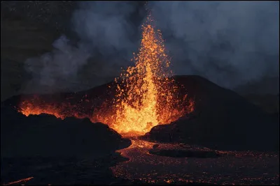 Comment appelle-t-on la sortie de lave, de gaz et de cendres d'un volcan ?