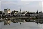 Rendu clbre par les enluminures des 'Ts riches heures du duc de Berry', son chteau surplombe la Loire. Ses vins et son Cadre Noir en font une ville renomme.