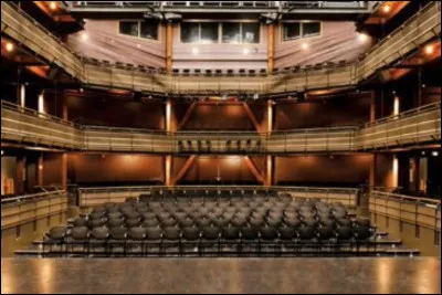 Comment peut-on d&eacute;finir fondamentalement le th&eacute;&acirc;tre ?