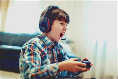 Un jeune gamer - Que signifie l'acronyme "MVP" fr&eacute;quemment utilis&eacute; dans les comp&eacute;titions d'e-sport et les jeux comp&eacute;titifs ?