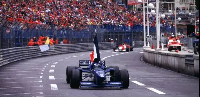 Quel pilote a remport&eacute; le Grand Prix de Monaco 1996, une course o&ugrave; seulement trois voitures ont &eacute;t&eacute; class&eacute;es &agrave; l&rsquo;arriv&eacute;e ?