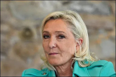 Quel est l'actuel nom du parti politique auquel appartient Marine Le Pen ?