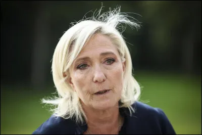 Quelle fonction a &eacute;t&eacute; exerc&eacute;e par Marine Le Pen, auparavant ?