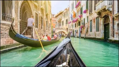 Quelle ville a &eacute;t&eacute; construite sur l&rsquo;eau ?