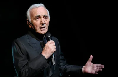 ''Emmenez-moi''Compl&egrave;te les paroles : "Vers les docks o&ugrave; le poids et l'ennui, me courbent le dosIls arrivent le ventre alourdi de fruits, les _________"