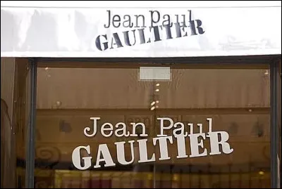 J - Jean Paul Gaultier : Pour quelle star internationale Jean Paul Gaultier a-t-il con&ccedil;u l'iconique corset rose &agrave; bonnets coniques lors de sa tourn&eacute;e en 1990 ?
