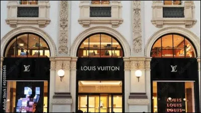 L - Louis Vuitton : Quelle innovation majeure, introduite par Louis Vuitton en 1858, a totalement r&eacute;volutionn&eacute; l'art du voyage et rendu les malles empilables ?
