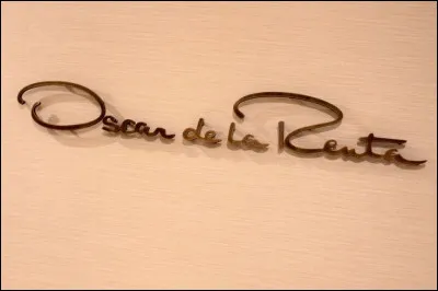 O - Oscar de la Renta : Quelle Premi&egrave;re dame des &Eacute;tats-Unis a grandement contribu&eacute; &agrave; la renomm&eacute;e d'Oscar de la Renta dans les ann&eacute;es 1960 en portant r&eacute;guli&egrave;rement ses cr&eacute;ations ?