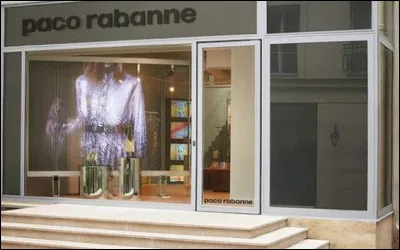 P - Paco Rabanne : Quel mat&eacute;riau in&eacute;dit et non textile Paco Rabanne a-t-il utilis&eacute; pour cr&eacute;er sa premi&egrave;re collection manifeste en 1966, intitul&eacute;e &laquo; 12 robes importables en mat&eacute;riaux contemporains &raquo; ?