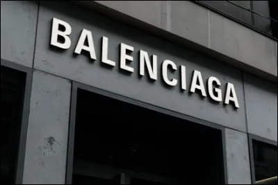 B - Balenciaga : Quelle silhouette r&eacute;volutionnaire, cr&eacute;&eacute;e par Crist&oacute;bal Balenciaga en 1957, se caract&eacute;risait par une forme ample s'&eacute;largissant &agrave; partir des &eacute;paules sans marquer la taille ?