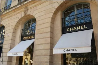 C - Chanel : Quel c&eacute;l&egrave;bre couturier est rest&eacute; &agrave; la direction artistique de la maison Chanel de 1983 jusque 2019 ?