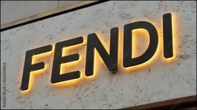 F - Fendi : Quel est le nom embl&eacute;matique donn&eacute; au fameux logo au double "F" invers&eacute;, imagin&eacute; par Karl Lagerfeld d&egrave;s son arriv&eacute;e chez Fendi en 1965 ?