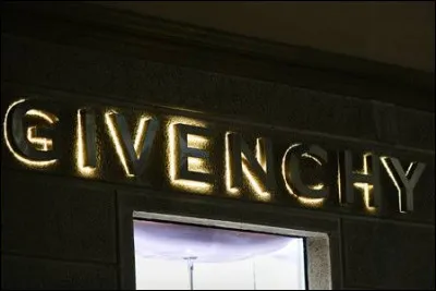 G - Givenchy : Quelle actrice iconique &eacute;tait la muse ultime d'Hubert de Givenchy ?