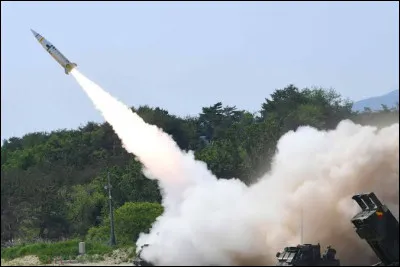 Parmi les nations dot&eacute;es de l'arme nucl&eacute;aire reconnues officiellement par le Trait&eacute; sur la non-prolif&eacute;ration des armes nucl&eacute;aires, laquelle fait exception en maintenant une doctrine officielle de &laquo; non-recours en premier &raquo; (No First Use) ?