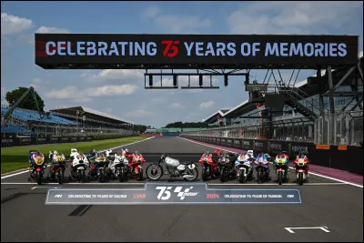 La premi&egrave;re saison du championnat du monde de vitesse moto organis&eacute; par la FIM remonte &agrave; 1949.