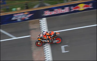 En 2013, le r&egrave;glement MotoGP a autoris&eacute; les pilotes &agrave; utiliser librement des pneus de leur propre fabrication.