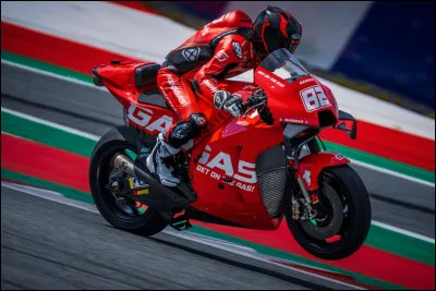 Les pilotes MotoGP peuvent utiliser un dispositif de hauteur de caisse sur leur moto en course.