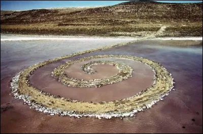 Quel mouvement artistique contemporain, n&eacute; dans les ann&eacute;es 1960, utilise la terre, les roches, le sable ou le paysage naturel lui-m&ecirc;me comme mat&eacute;riau principal pour cr&eacute;er des &oelig;uvres souvent &eacute;ph&eacute;m&egrave;res ?