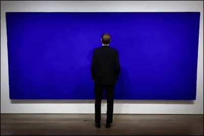 En 1960, l'artiste fran&ccedil;ais Yves Klein a d&eacute;pos&eacute; une enveloppe Soleau pour prot&eacute;ger une formule de couleur bleue intense et ultra-satur&eacute;e devenue sa signature absolue. Quel est le nom de cette teinte ?